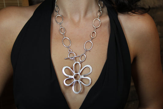 Bold Large Flower Statement Necklace – Chic Jewelry for Fashion Lovers and Unique Style
