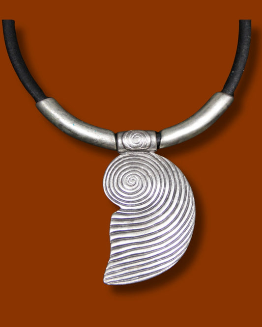 Large Metal Shell Pendant Necklace – Bold Statement Black Leather Choker, Unique Bohemian Jewelry & Beach-Inspired Accessory