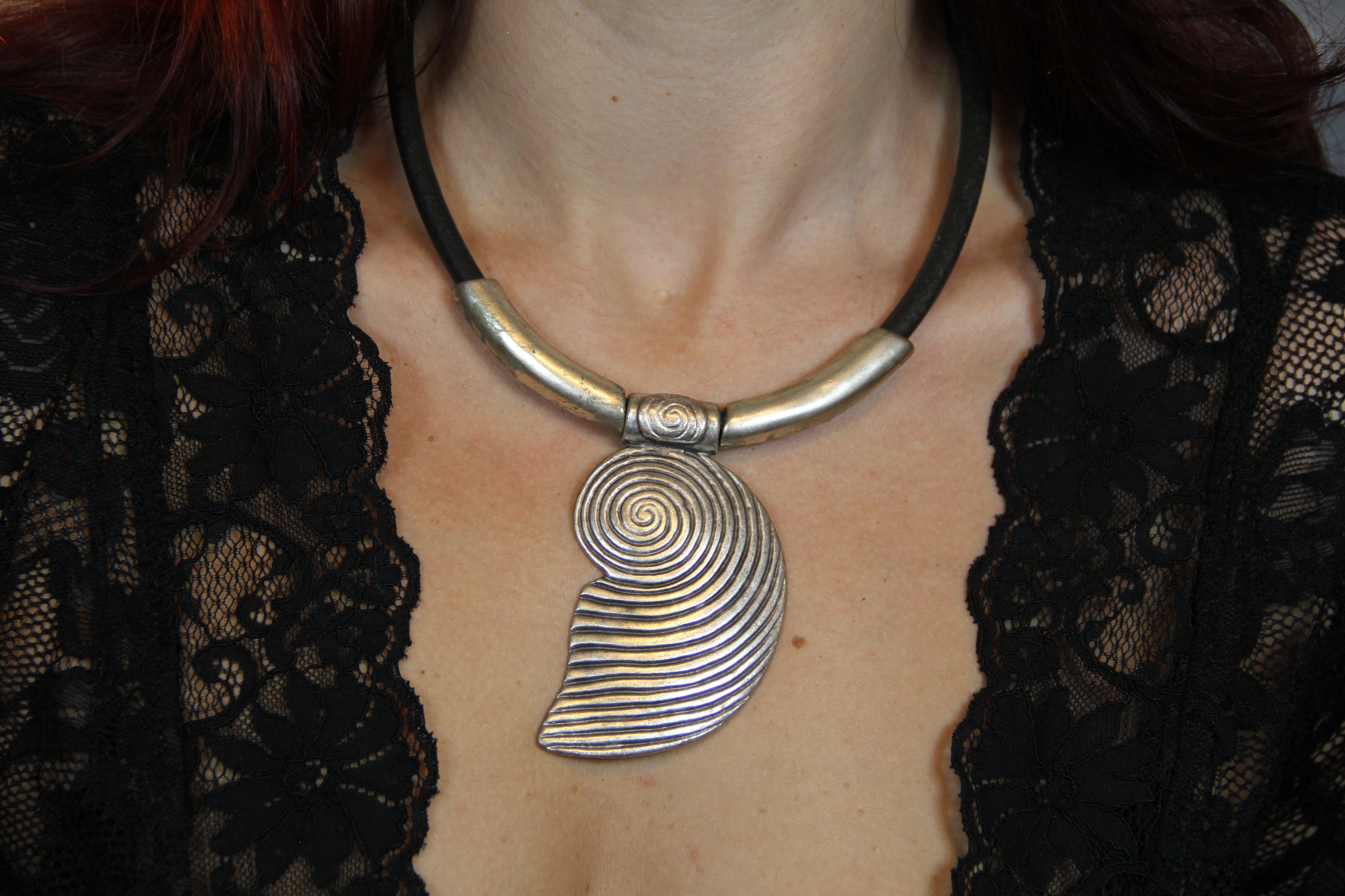 Large Metal Shell Pendant Necklace – Bold Statement Black Leather Choker, Unique Bohemian Jewelry & Beach-Inspired Accessory