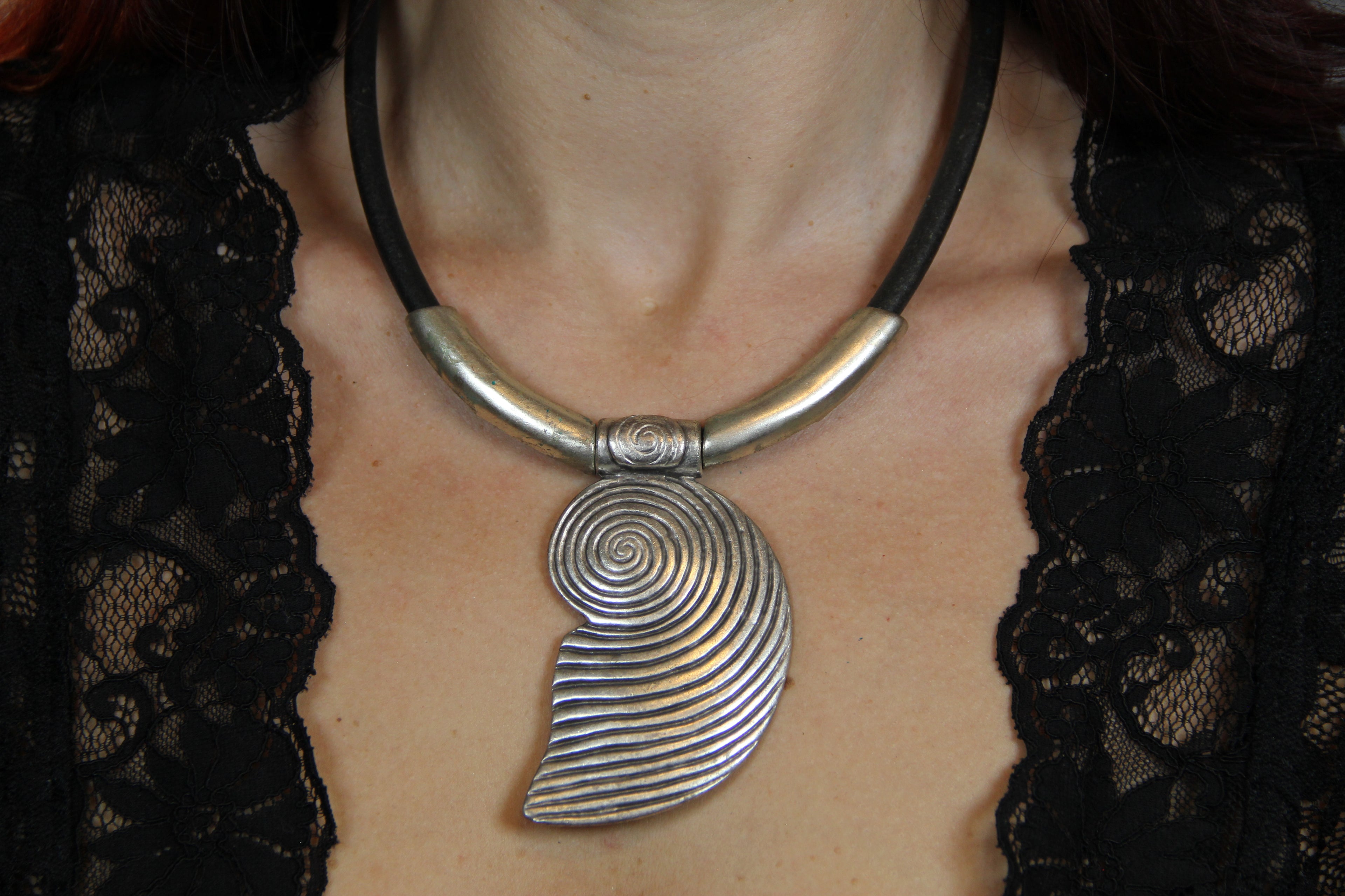 Large Metal Shell Pendant Necklace – Bold Statement Black Leather Choker, Unique Bohemian Jewelry & Beach-Inspired Accessory