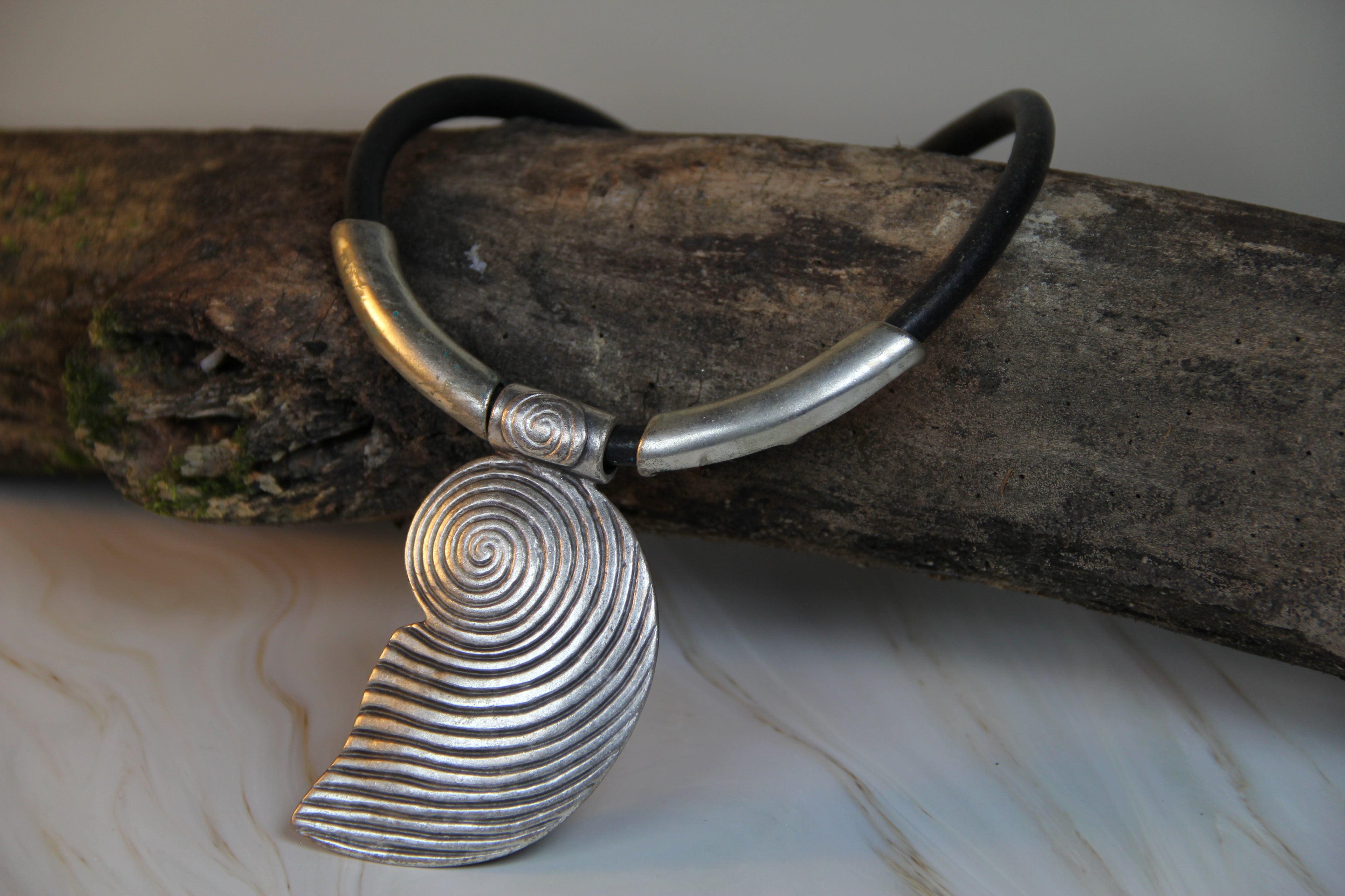 Large Metal Shell Pendant Necklace – Bold Statement Black Leather Choker, Unique Bohemian Jewelry & Beach-Inspired Accessory