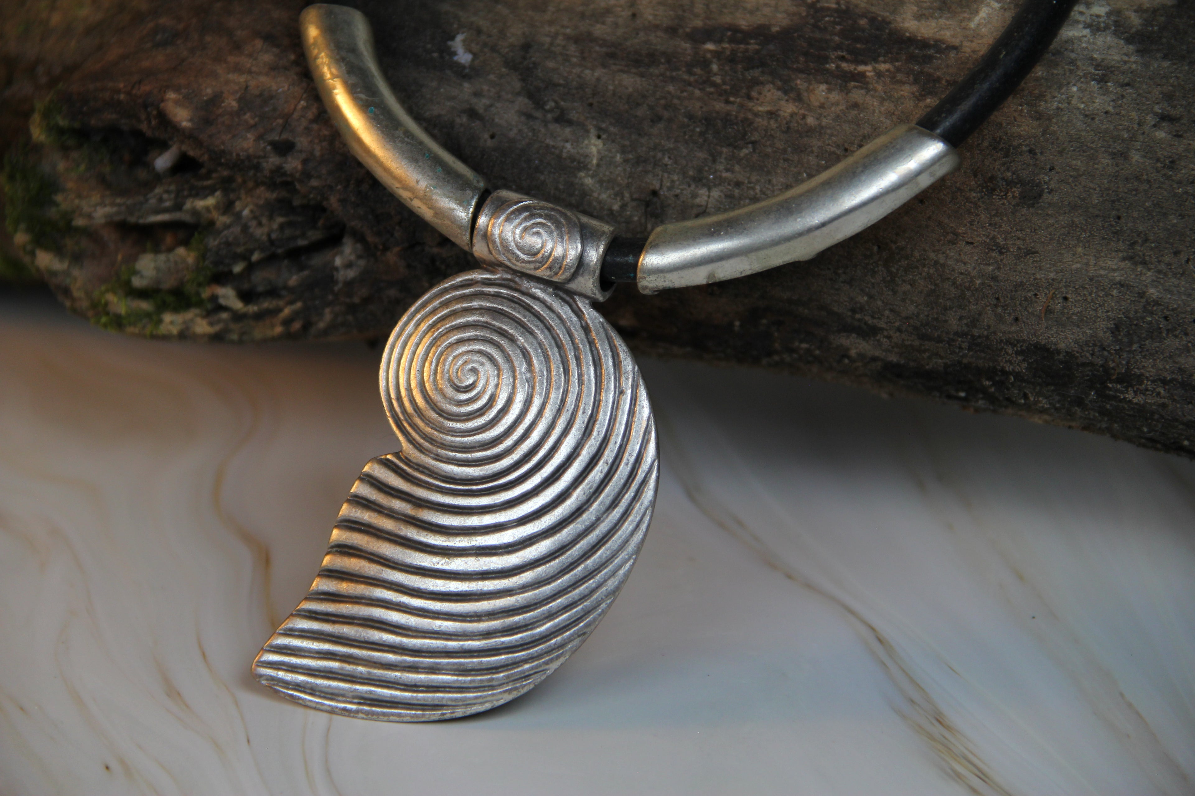 Large Metal Shell Pendant Necklace – Bold Statement Black Leather Choker, Unique Bohemian Jewelry & Beach-Inspired Accessory