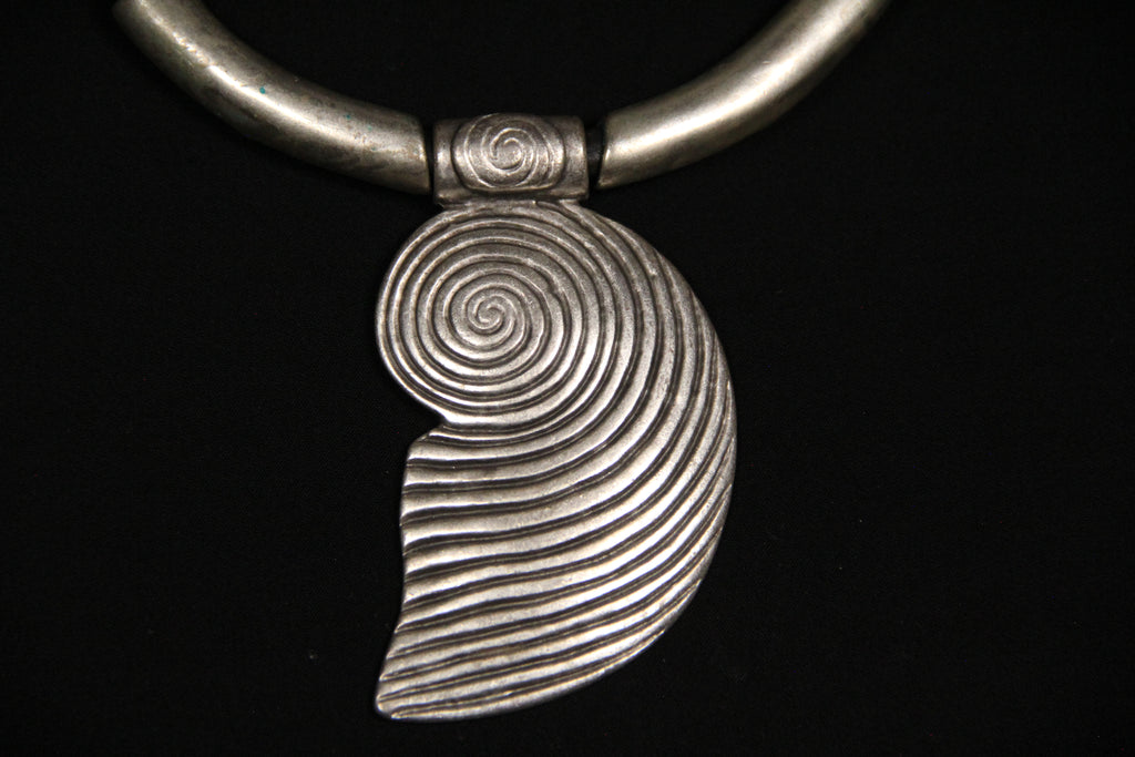 Large Metal Shell Pendant Necklace – Bold Statement Black Leather Choker, Unique Bohemian Jewelry & Beach-Inspired Accessory