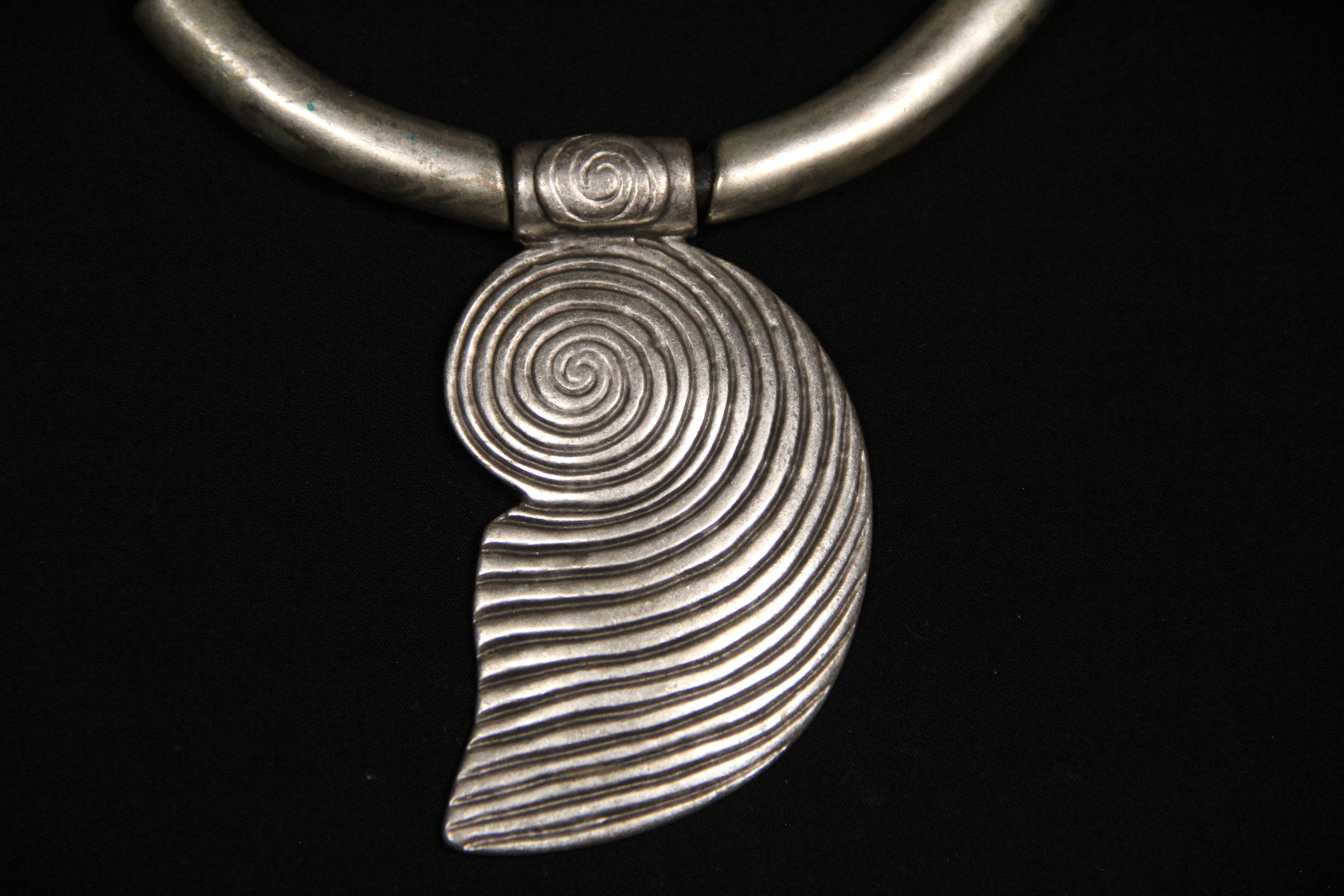 Large Metal Shell Pendant Necklace – Bold Statement Black Leather Choker, Unique Bohemian Jewelry & Beach-Inspired Accessory