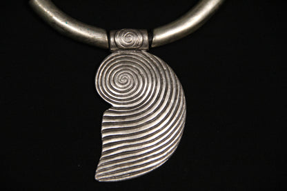 Large Metal Shell Pendant Necklace – Bold Statement Black Leather Choker, Unique Bohemian Jewelry & Beach-Inspired Accessory