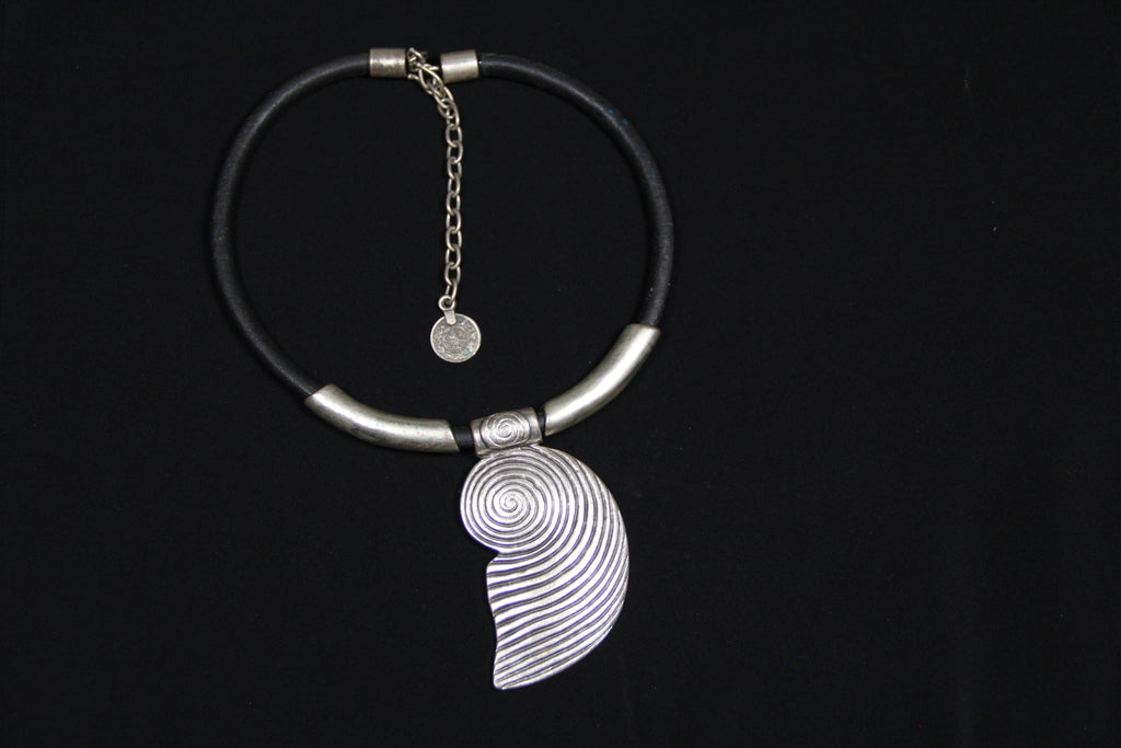 Large Metal Shell Pendant Necklace – Bold Statement Black Leather Choker, Unique Bohemian Jewelry & Beach-Inspired Accessory