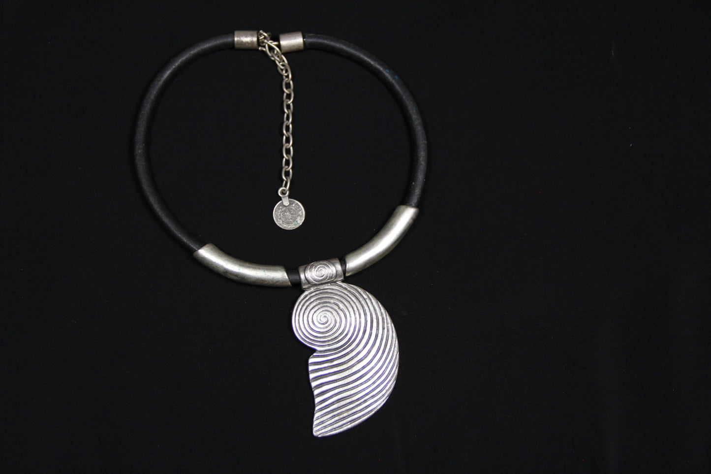 Large Metal Shell Pendant Necklace – Bold Statement Black Leather Choker, Unique Bohemian Jewelry & Beach-Inspired Accessory