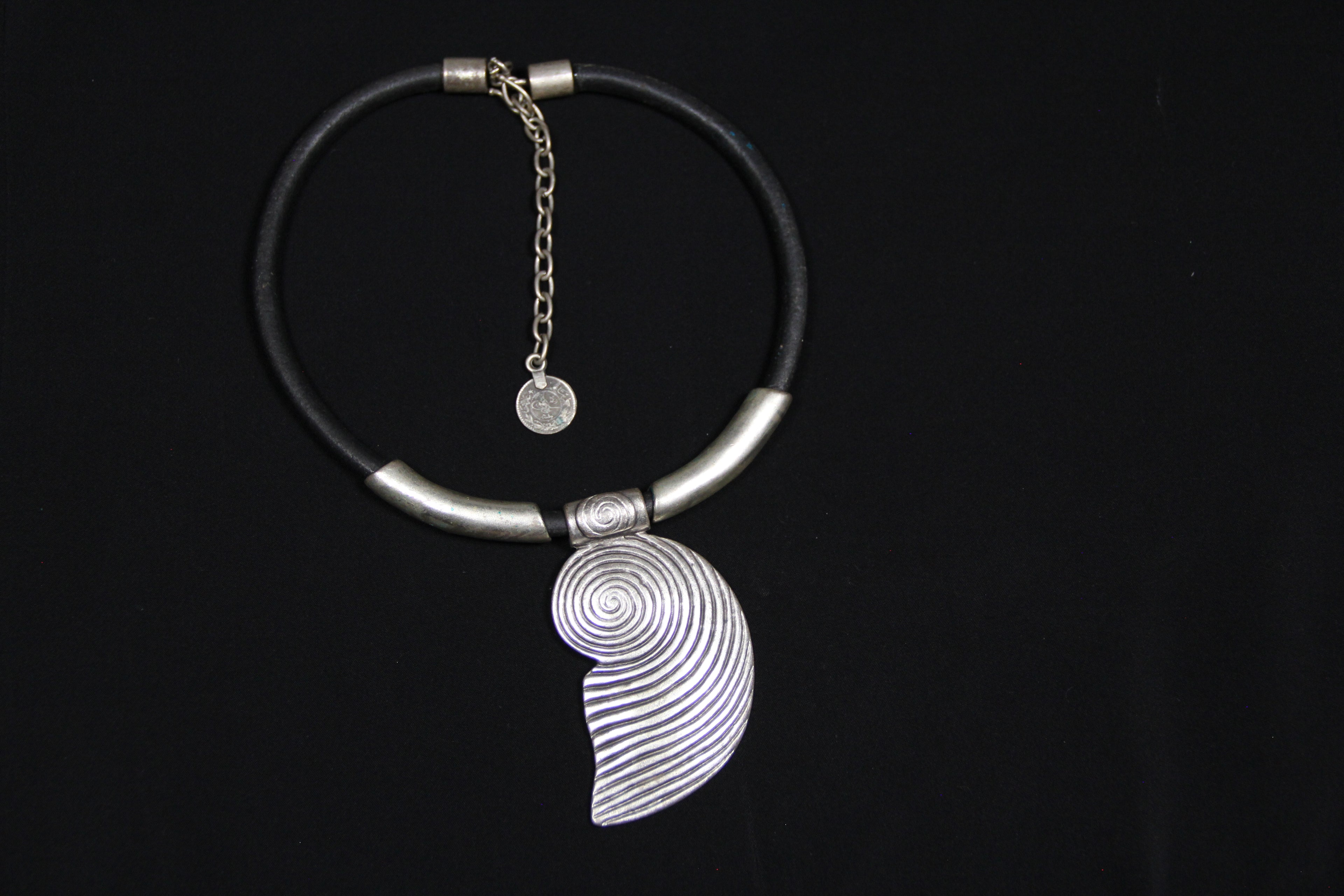 Large Metal Shell Pendant Necklace – Bold Statement Black Leather Choker, Unique Bohemian Jewelry & Beach-Inspired Accessory
