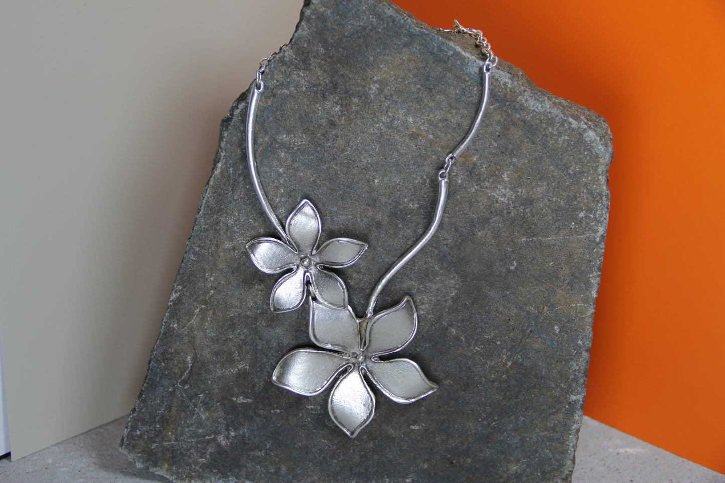 Bold Large Flower Statement Necklace – Chic Jewelry for Fashion Lovers and Unique Style