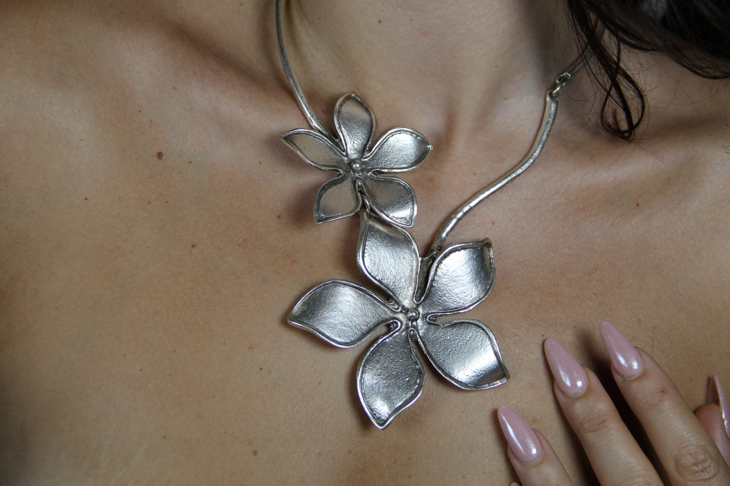 Bold Large Flower Statement Necklace – Chic Jewelry for Fashion Lovers and Unique Style