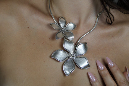 Bold Large Flower Statement Necklace – Chic Jewelry for Fashion Lovers and Unique Style