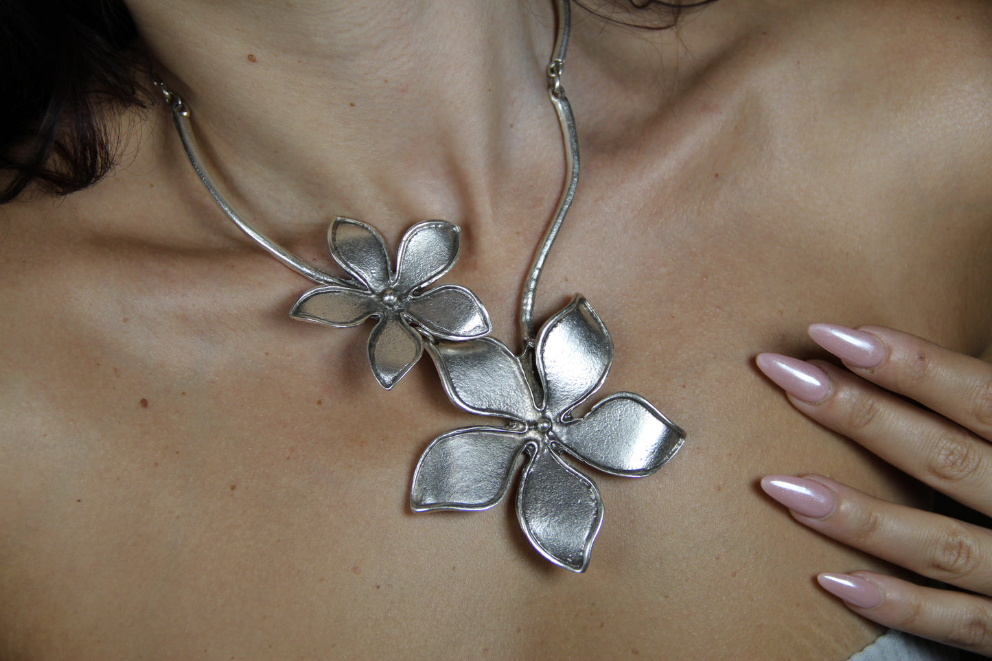 Bold Large Flower Statement Necklace – Chic Jewelry for Fashion Lovers and Unique Style
