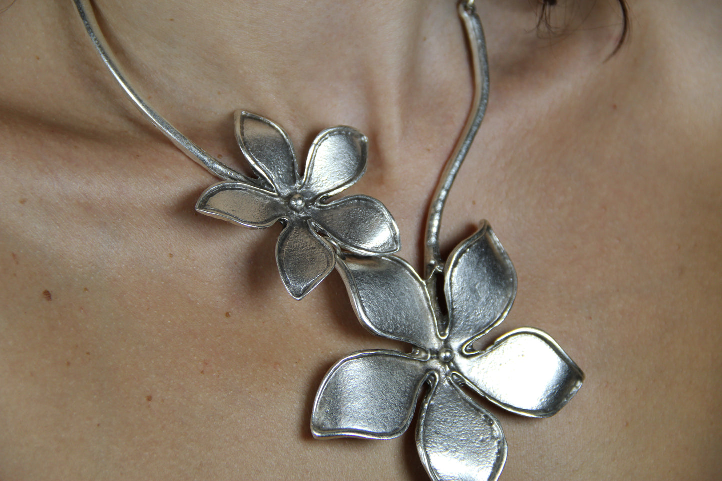 Bold Large Flower Statement Necklace – Chic Jewelry for Fashion Lovers and Unique Style