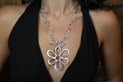 Bold Large Flower Statement Necklace – Chic Jewelry for Fashion Lovers and Unique Style