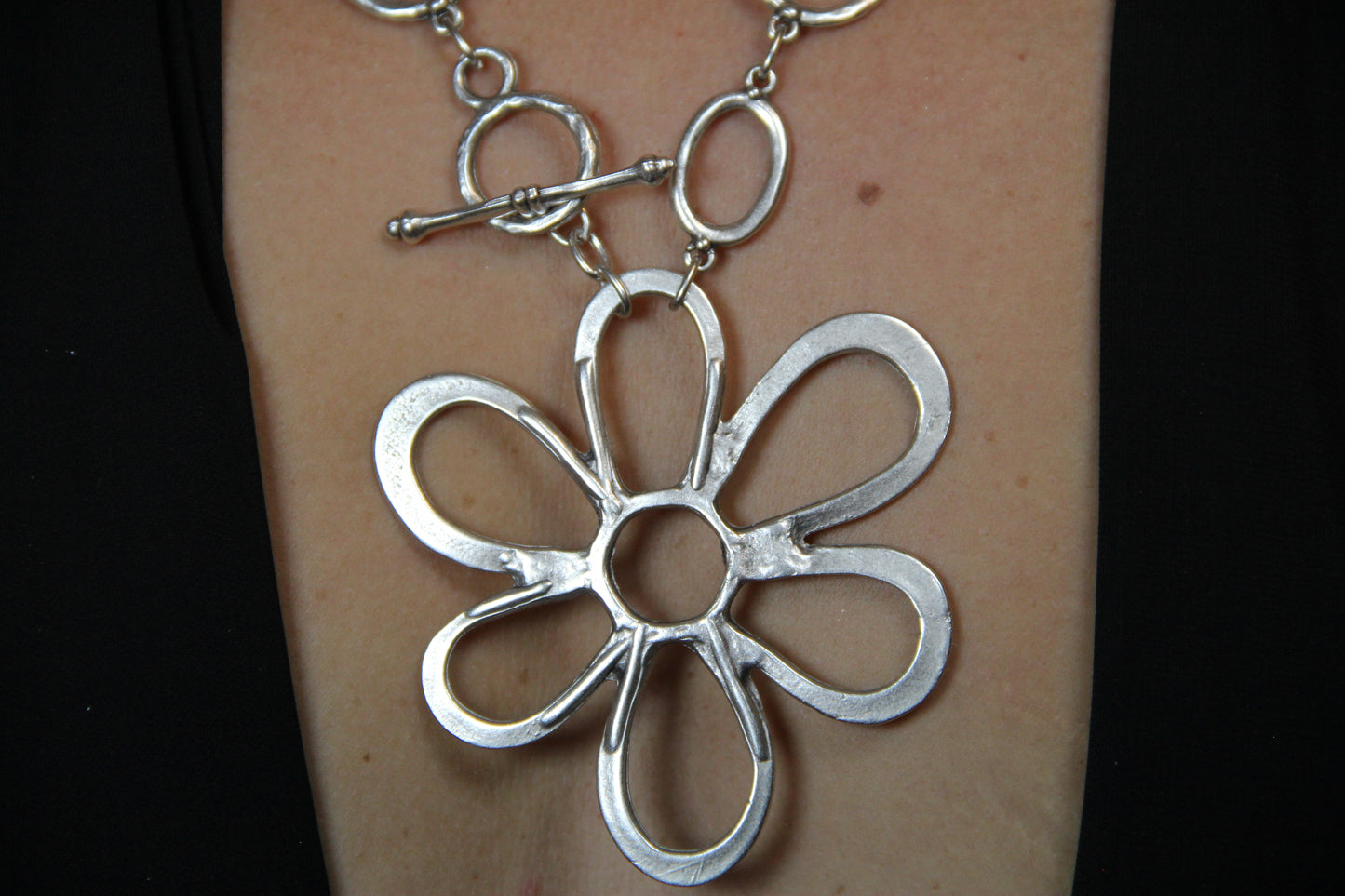 Bold Large Flower Statement Necklace – Chic Jewelry for Fashion Lovers and Unique Style