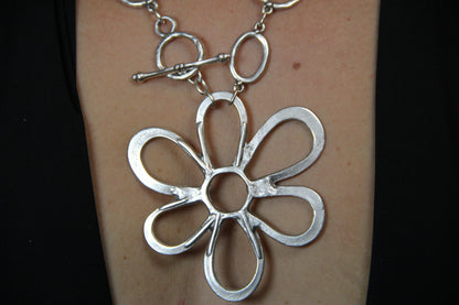 Bold Large Flower Statement Necklace – Chic Jewelry for Fashion Lovers and Unique Style