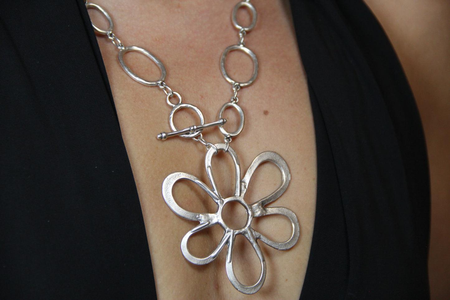 Bold Large Flower Statement Necklace – Chic Jewelry for Fashion Lovers and Unique Style
