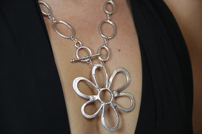Bold Large Flower Statement Necklace – Chic Jewelry for Fashion Lovers and Unique Style