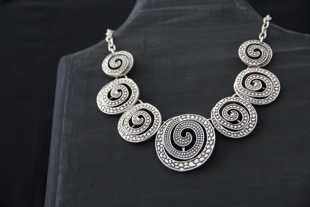Bold Silver Collar Necklace – Hammered Round Swirl Design, Unique Geometric Boho Jewelry for Women