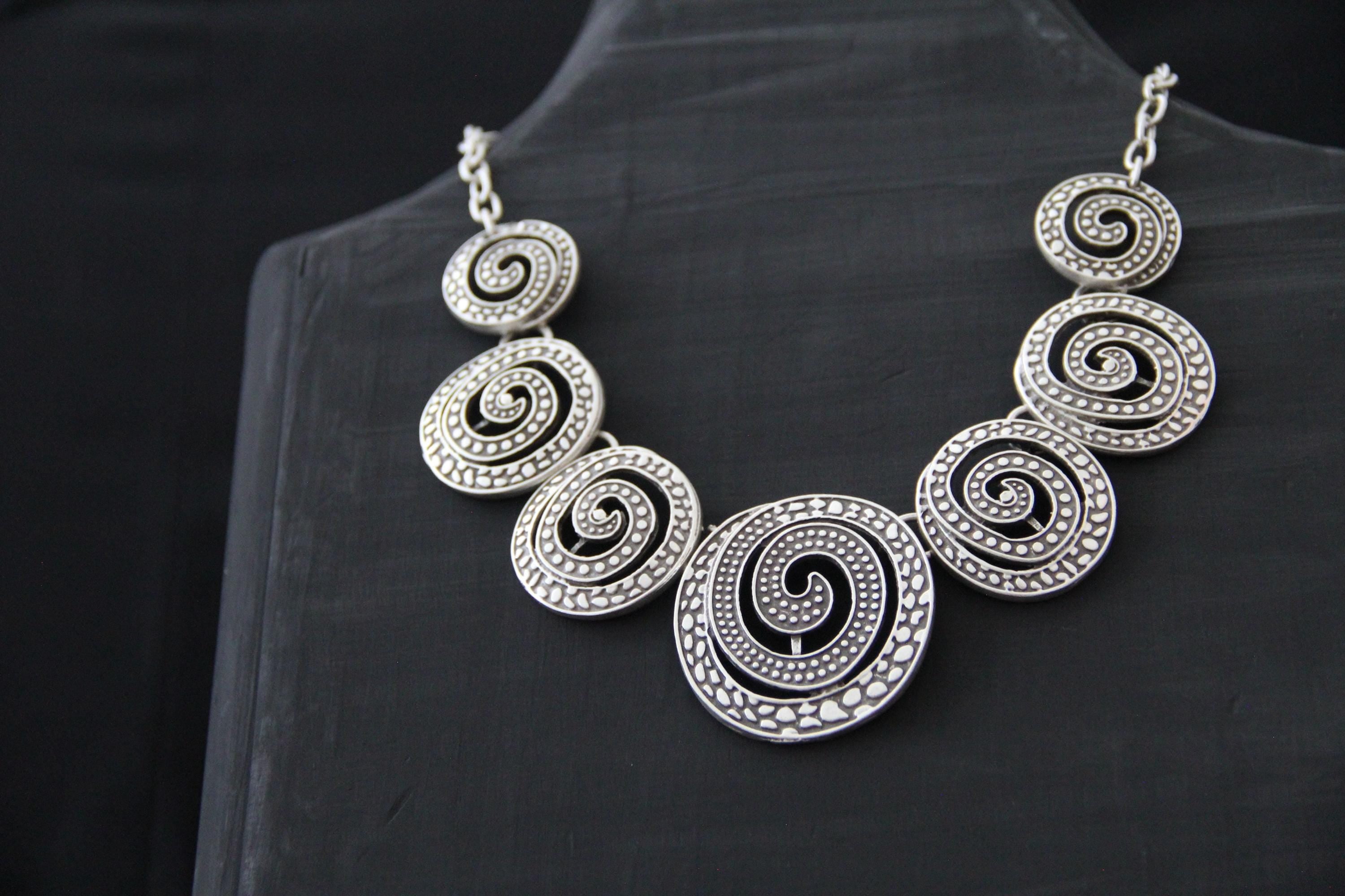 Bold Silver Collar Necklace – Hammered Round Swirl Design, Unique Geometric Boho Jewelry for Women